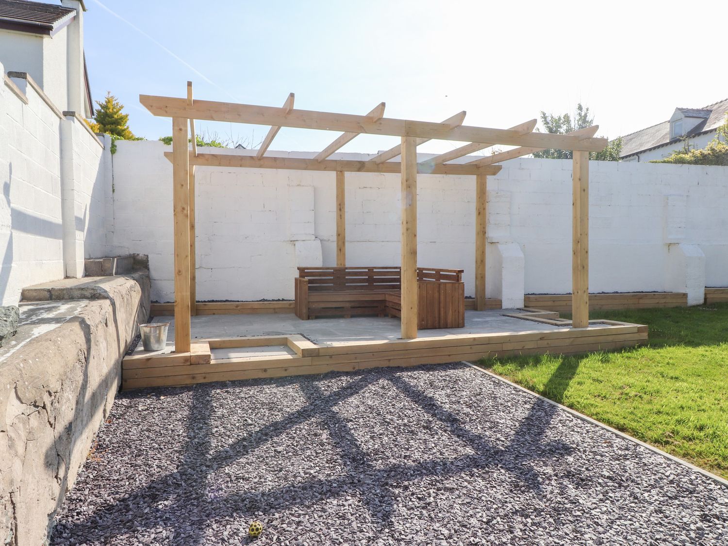 Trearddur House Cottage, Trearddur Bay. Woodburning stove. Pet-friendly. Nearby beach. Close to pub.