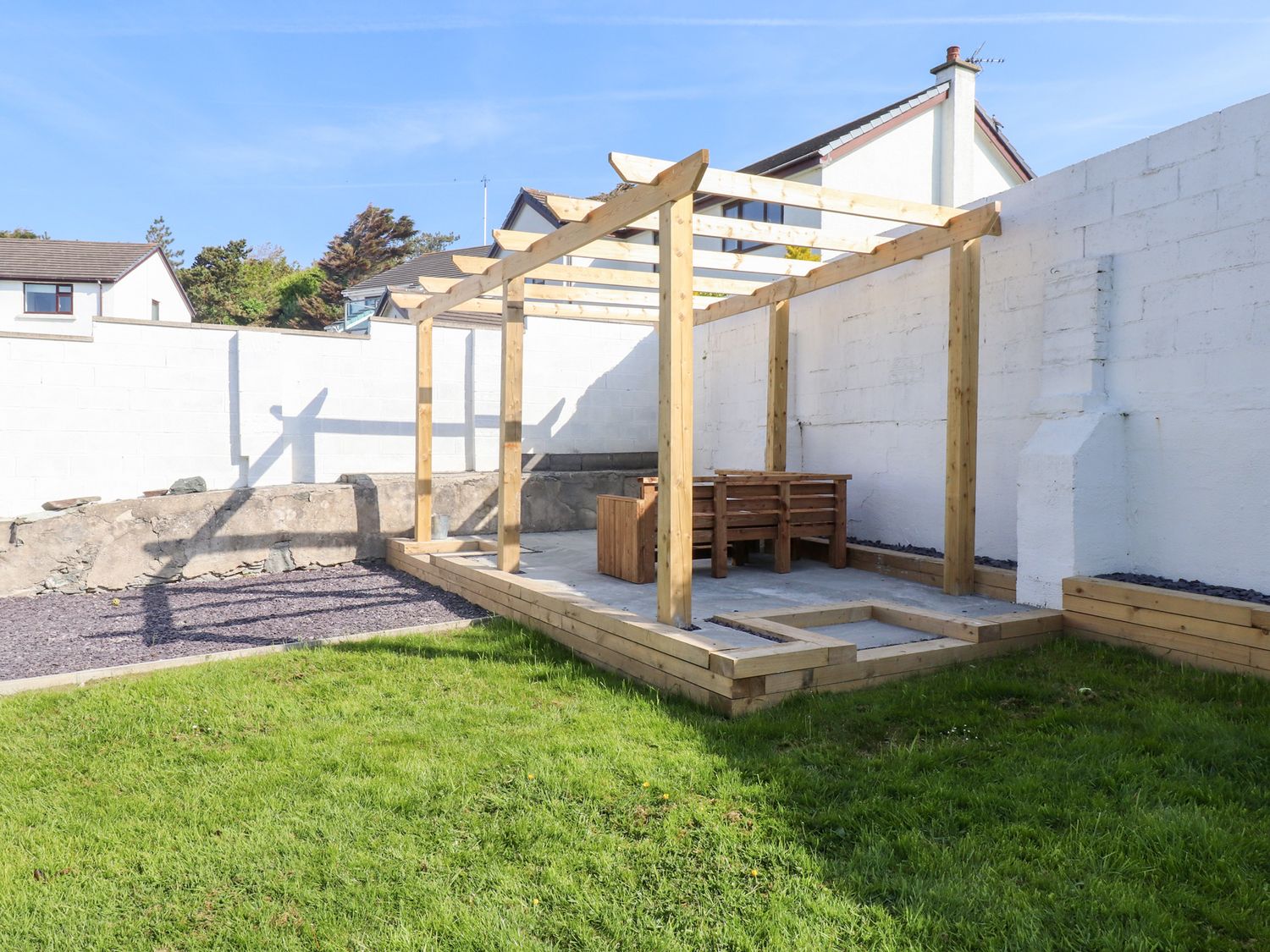 Trearddur House Cottage, Trearddur Bay. Woodburning stove. Pet-friendly. Nearby beach. Close to pub.