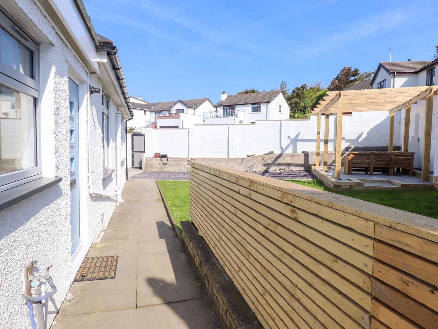 Trearddur House Cottage, Trearddur Bay. Woodburning stove. Pet-friendly. Nearby beach. Close to pub.