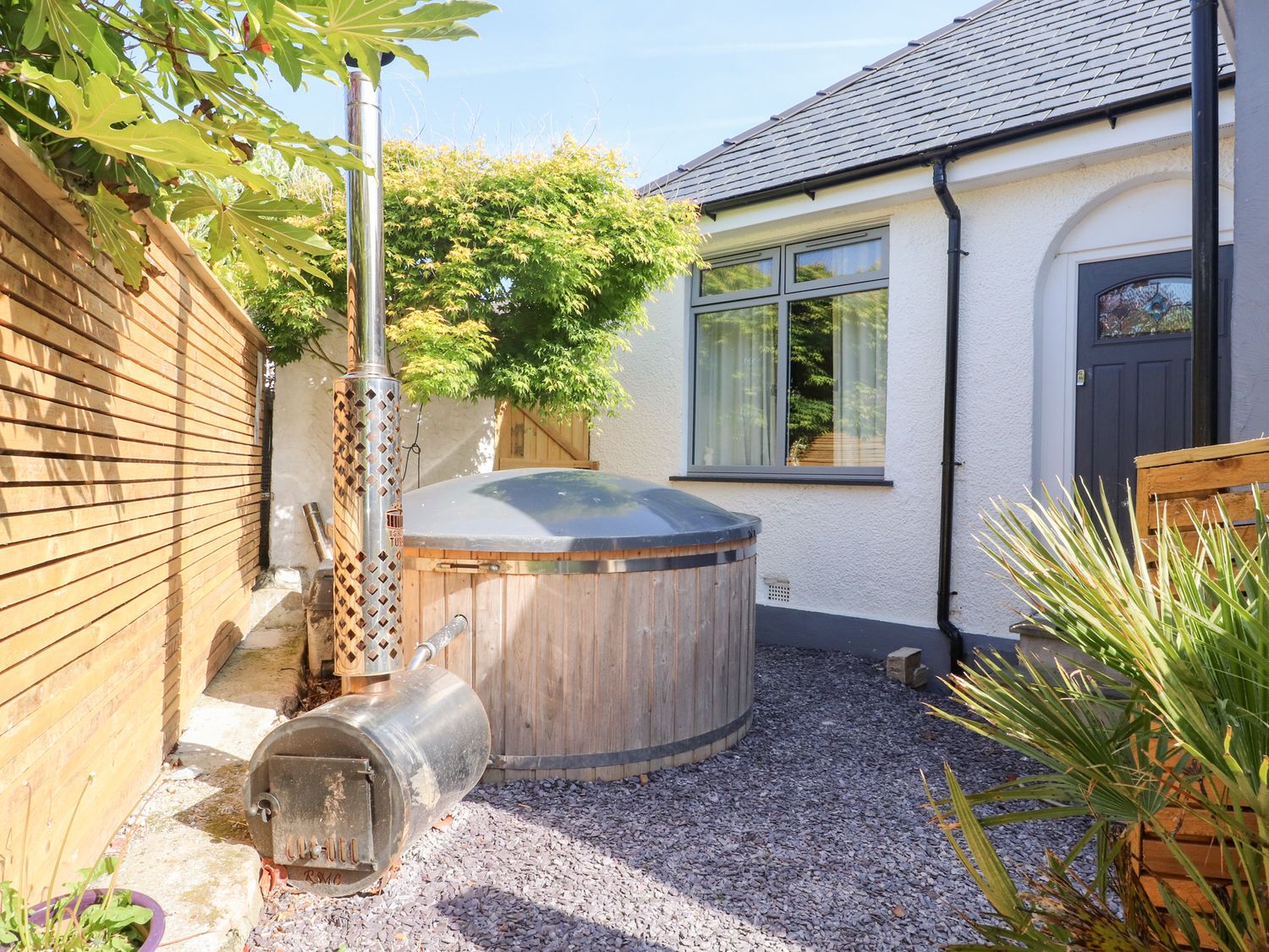 Trearddur House Cottage, Trearddur Bay. Woodburning stove. Pet-friendly. Nearby beach. Close to pub.