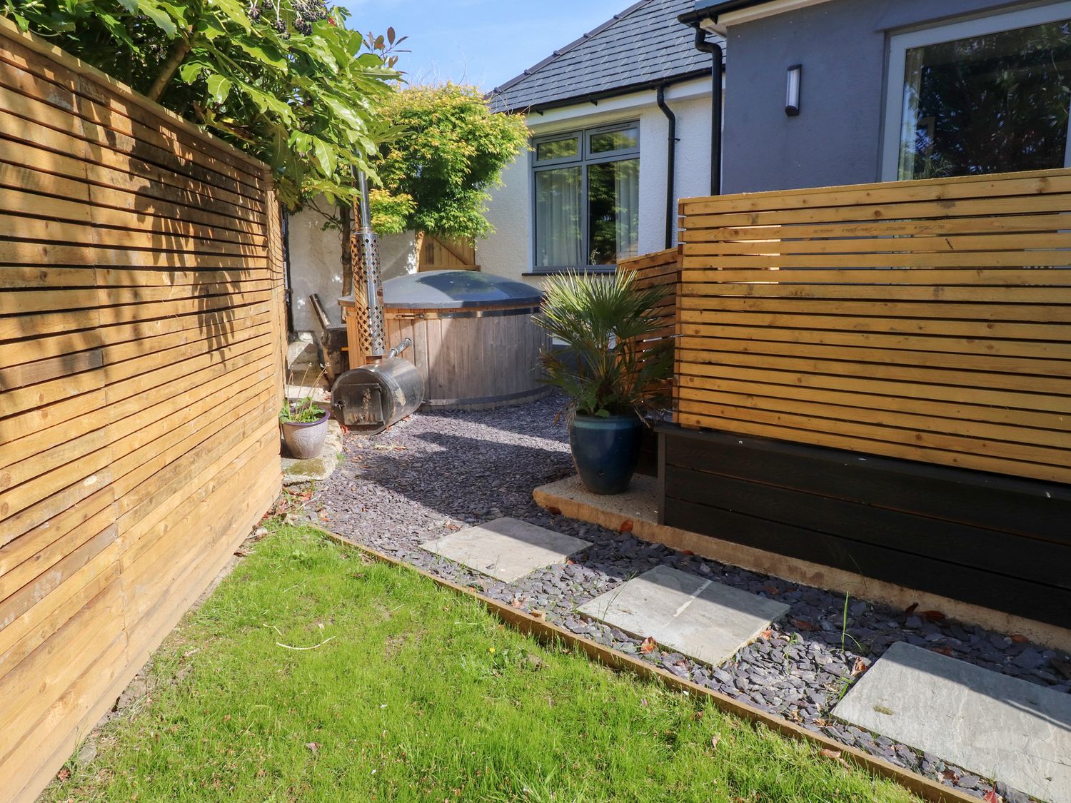 Trearddur House Cottage, Trearddur Bay. Woodburning stove. Pet-friendly. Nearby beach. Close to pub.