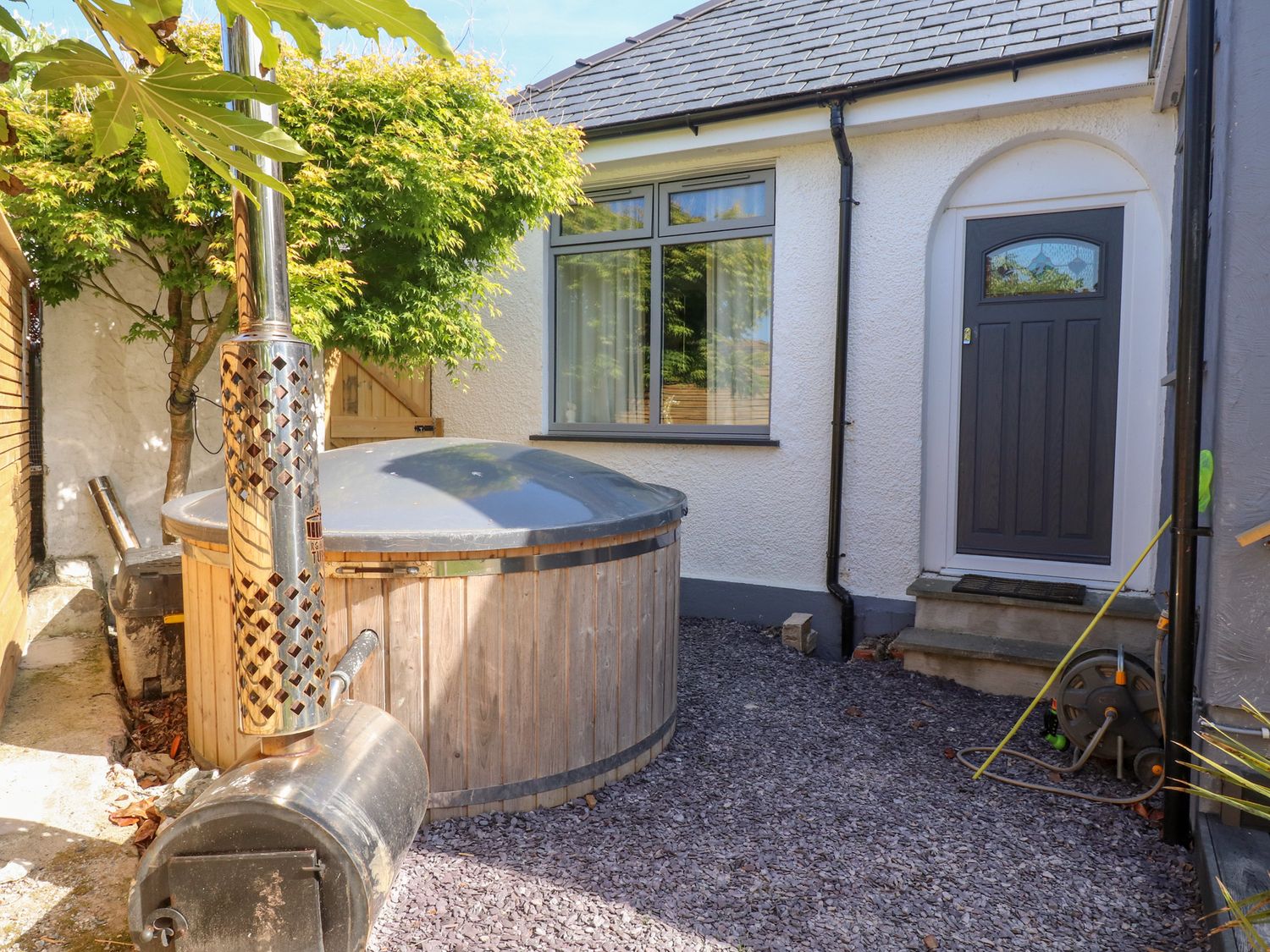 Trearddur House Cottage, Trearddur Bay. Woodburning stove. Pet-friendly. Nearby beach. Close to pub.