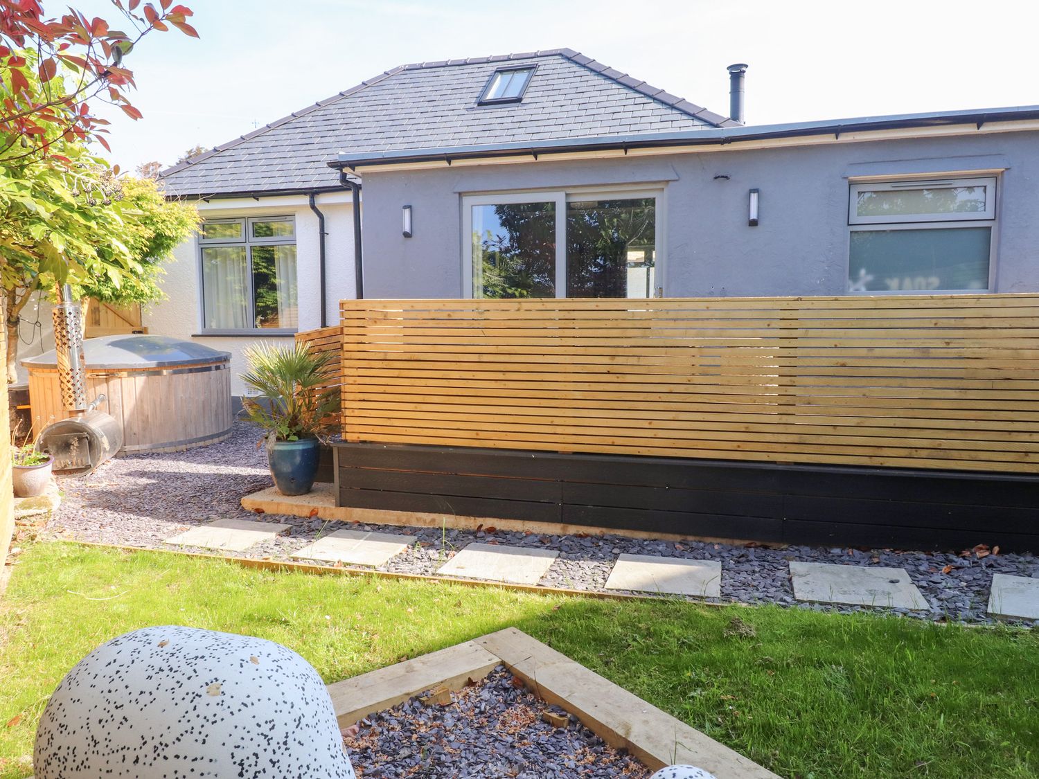 Trearddur House Cottage, Trearddur Bay. Woodburning stove. Pet-friendly. Nearby beach. Close to pub.