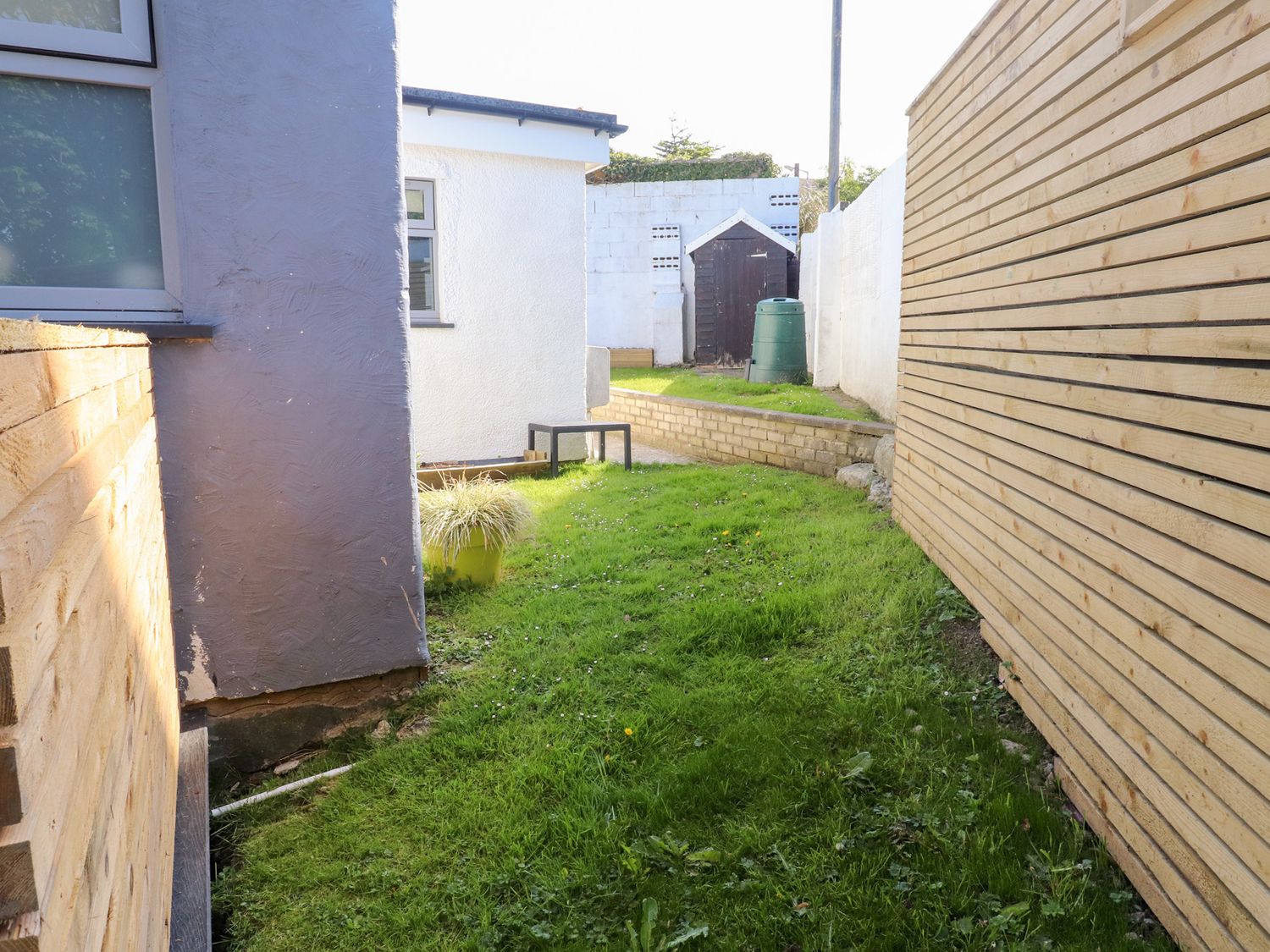Trearddur House Cottage, Trearddur Bay. Woodburning stove. Pet-friendly. Nearby beach. Close to pub.