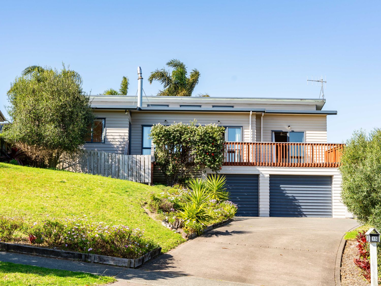 Modern Family Bach - Mangawhai Heads Holiday Home -  - 1163592 - photo 1