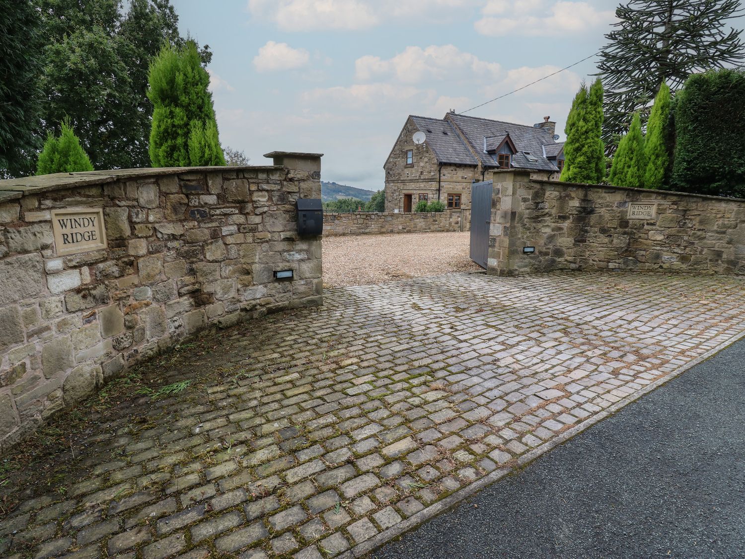 Windyridge, Marple Bridge, Greater Manchester. Hot tub. Woodburning stove. Smart TV. Enclosed garden