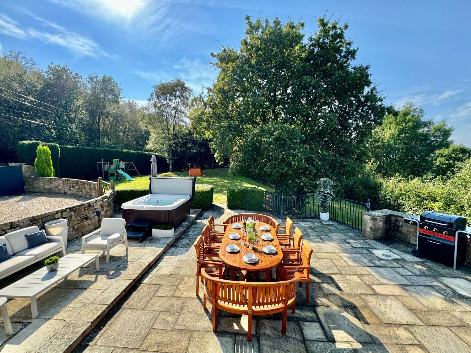 Windyridge, Marple Bridge, Greater Manchester. Hot tub. Woodburning stove. Smart TV. Enclosed garden