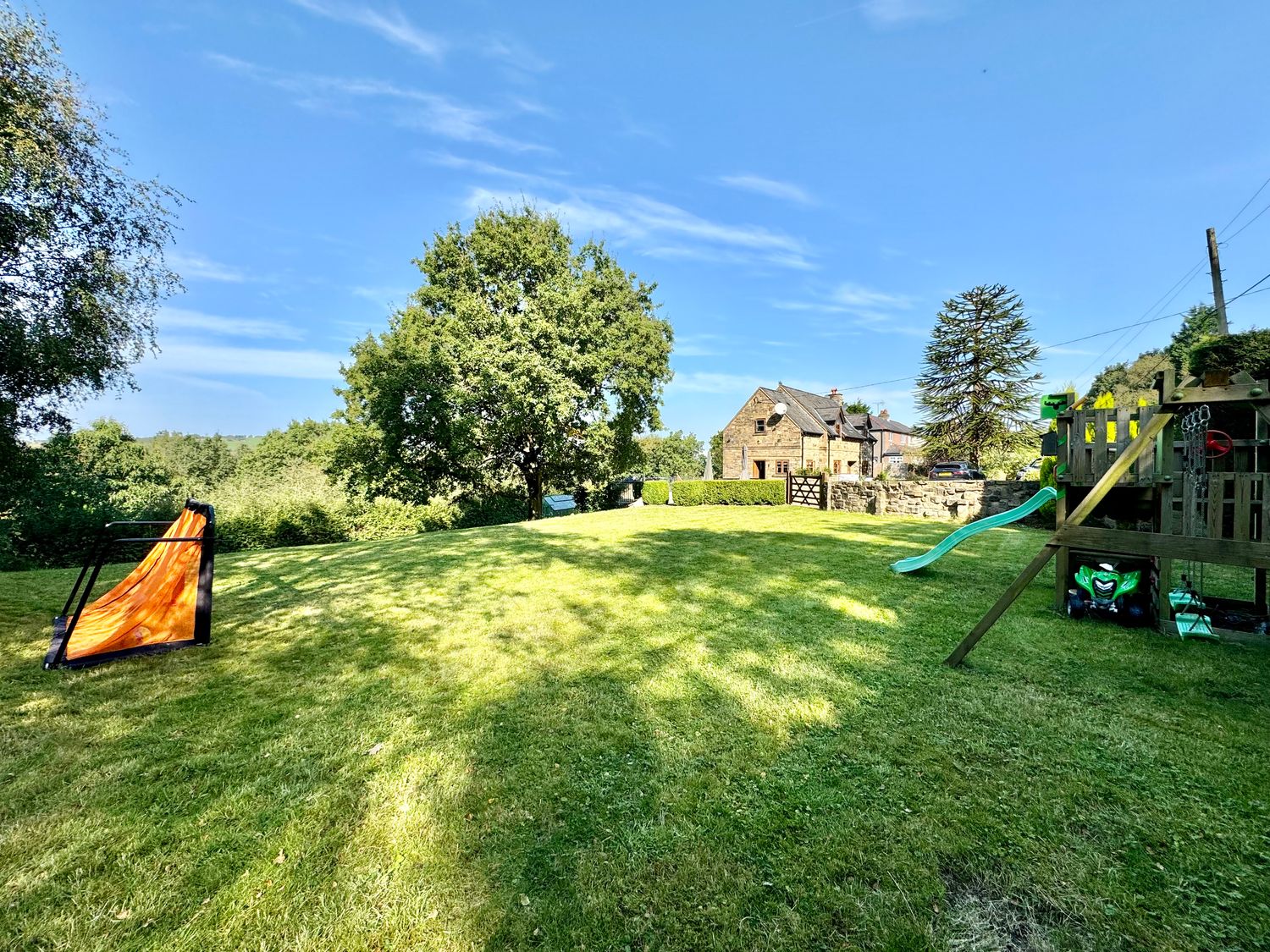 Windyridge, Marple Bridge, Greater Manchester. Hot tub. Woodburning stove. Smart TV. Enclosed garden