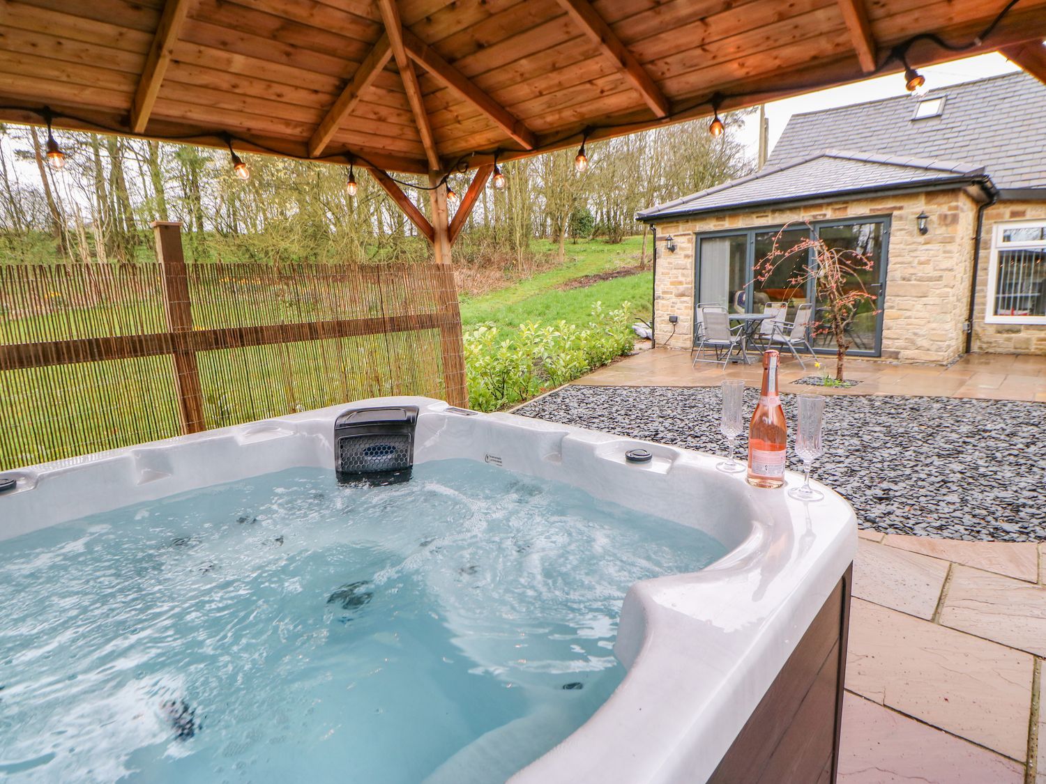 Stoney Wall, Greenhead near to Haltwhistle, Northumberland. Hot tub. Close to attractions. Romantic.