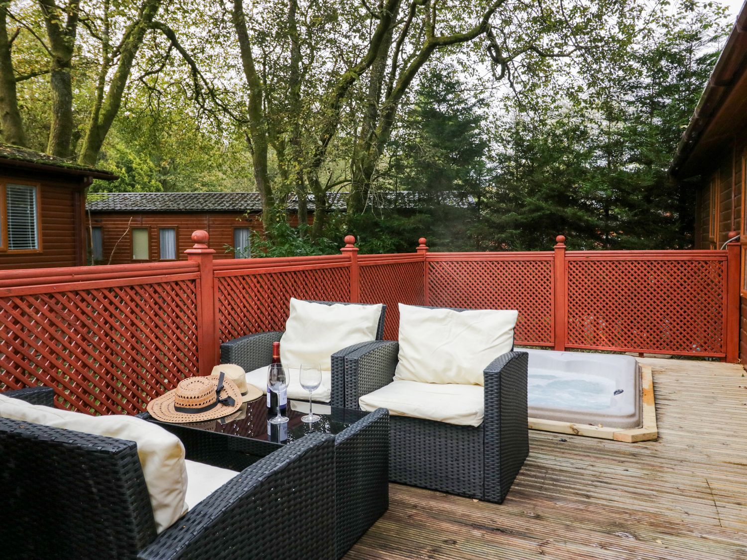 Somerford lodge nr Windermere, Cumbria. Decking. Hot tub. On-site facilities. In the Lake District. 