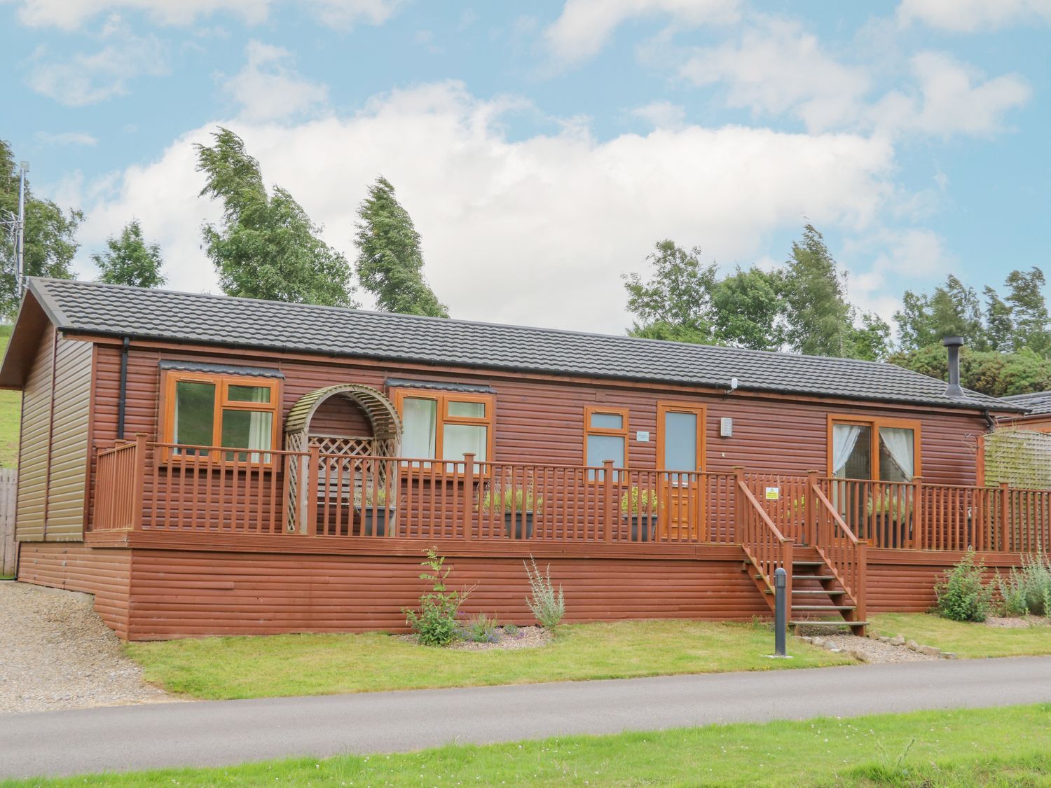 Butterfly Lodge, Tunstall North Yorkshire. Decking with hot tub. TV. Woodburning stove. Pet-friendly