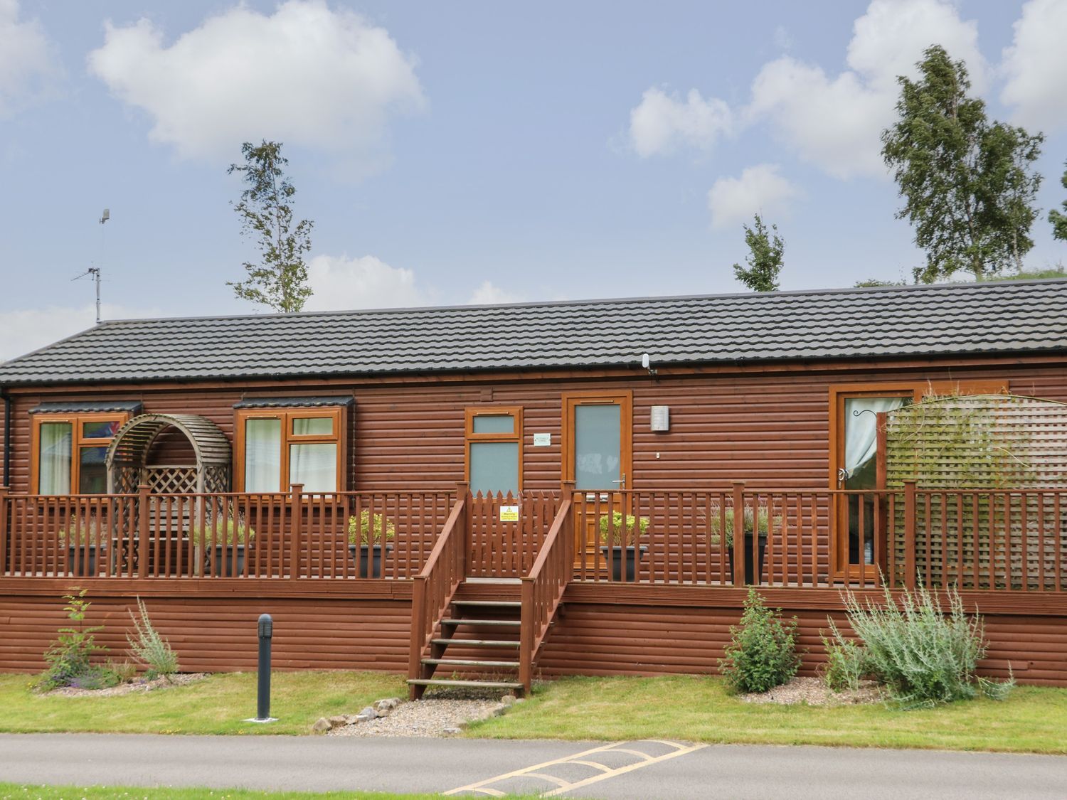 Butterfly Lodge, Tunstall North Yorkshire. Decking with hot tub. TV. Woodburning stove. Pet-friendly