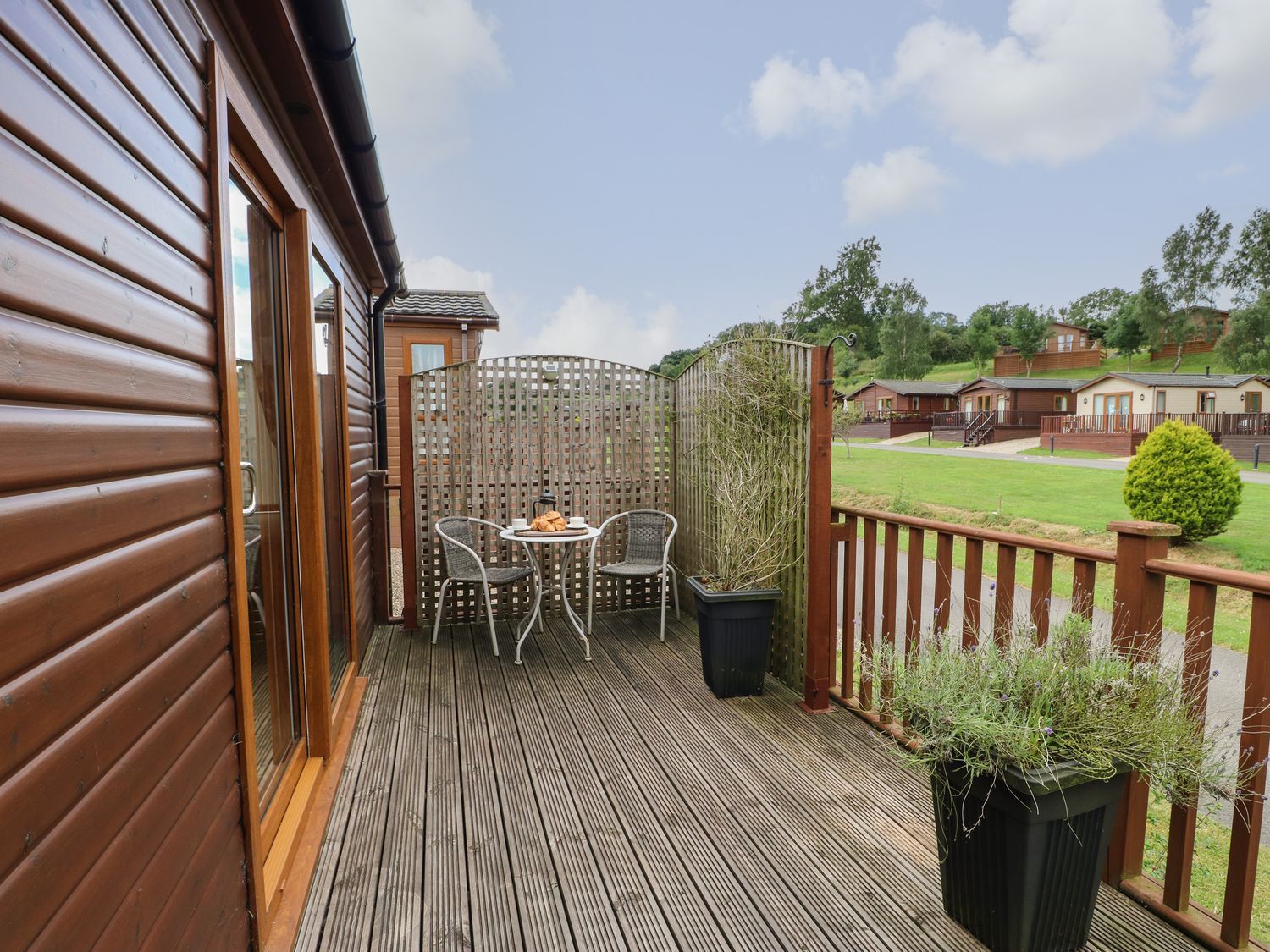 Butterfly Lodge, Tunstall North Yorkshire. Decking with hot tub. TV. Woodburning stove. Pet-friendly