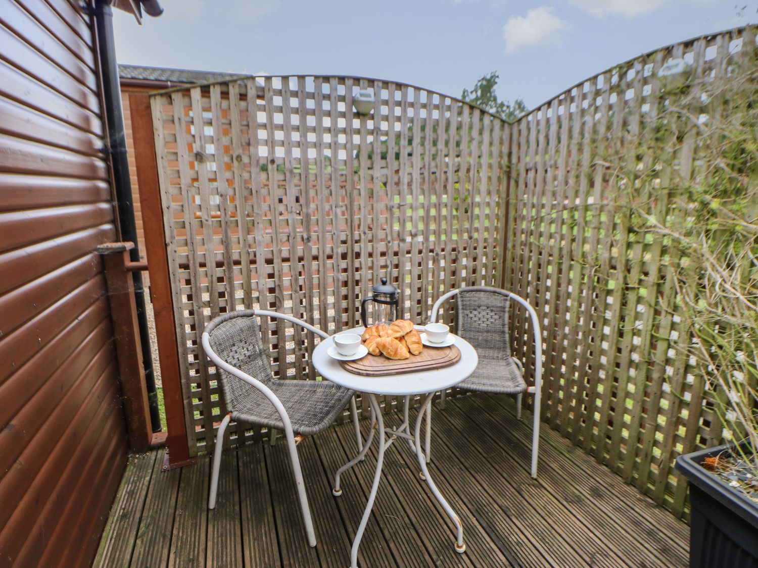 Butterfly Lodge, Tunstall North Yorkshire. Decking with hot tub. TV. Woodburning stove. Pet-friendly