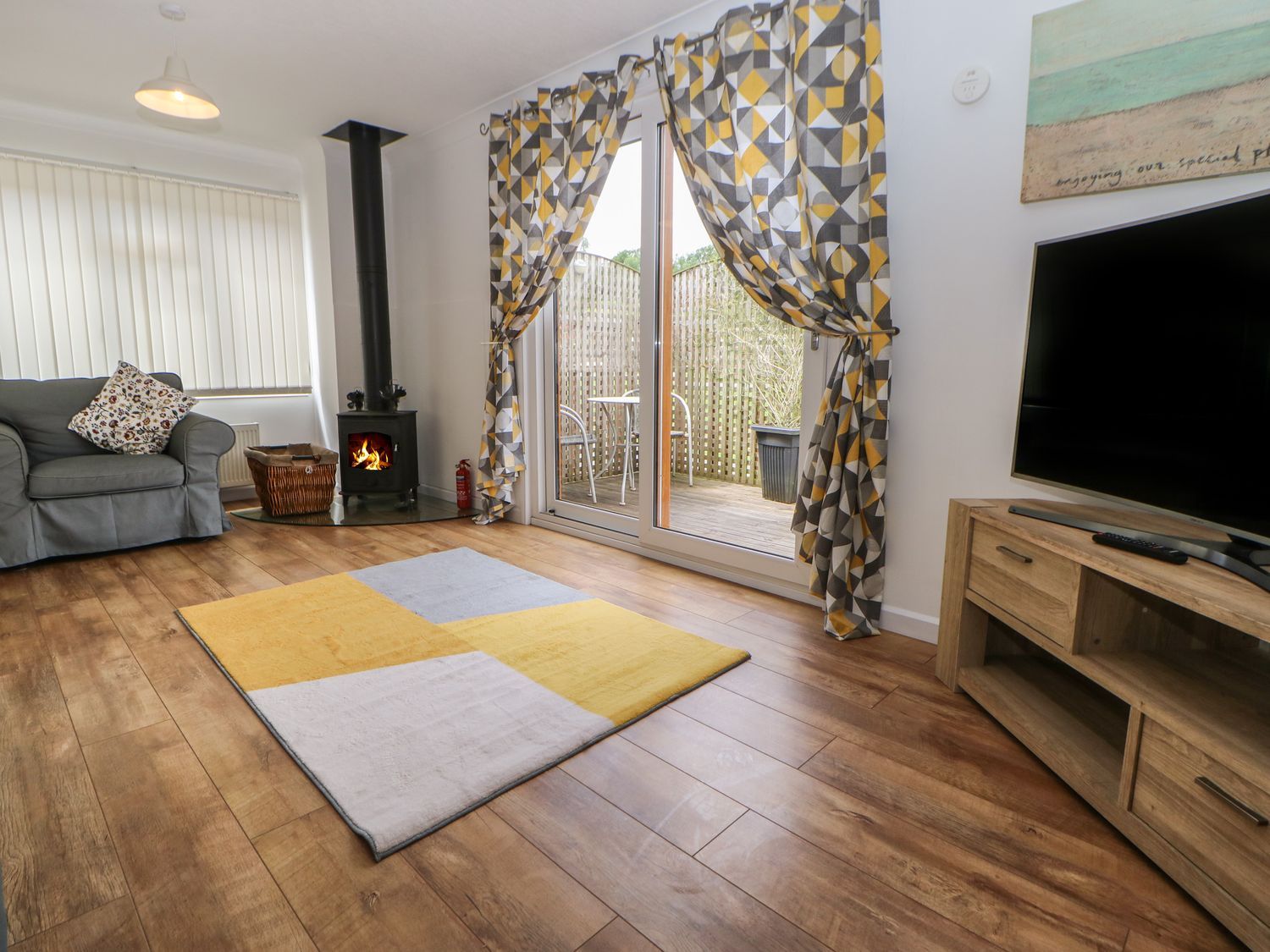 Butterfly Lodge, Tunstall North Yorkshire. Decking with hot tub. TV. Woodburning stove. Pet-friendly