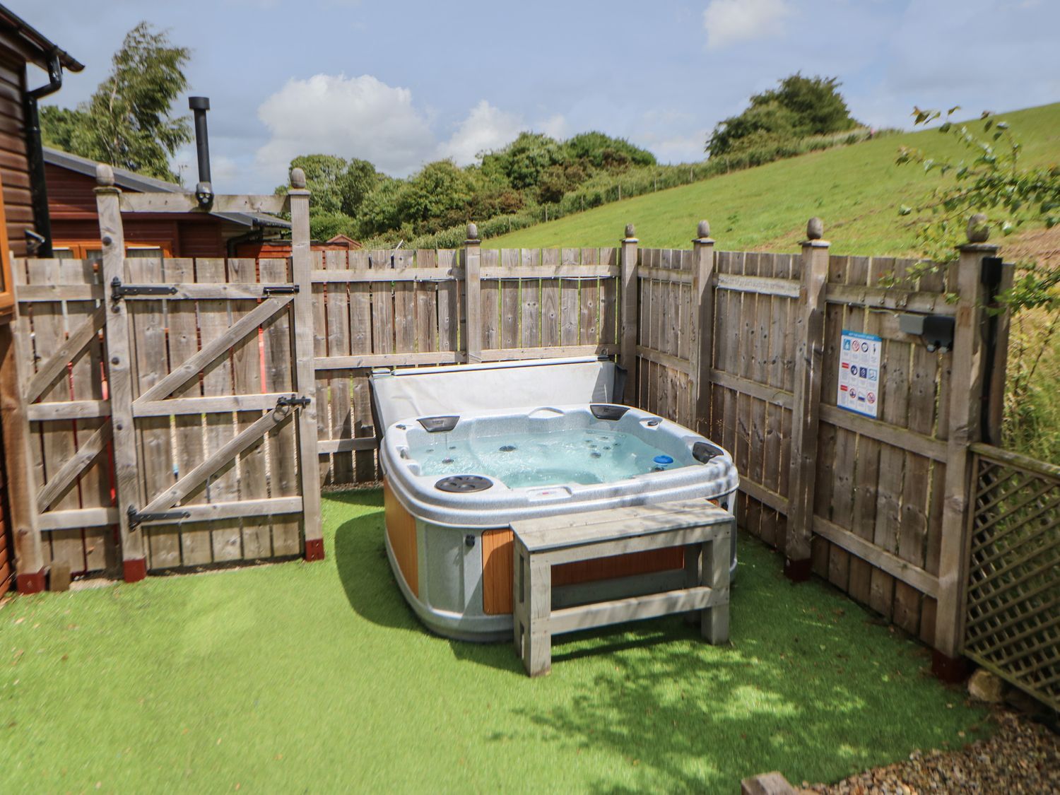 Butterfly Lodge, Tunstall North Yorkshire. Decking with hot tub. TV. Woodburning stove. Pet-friendly