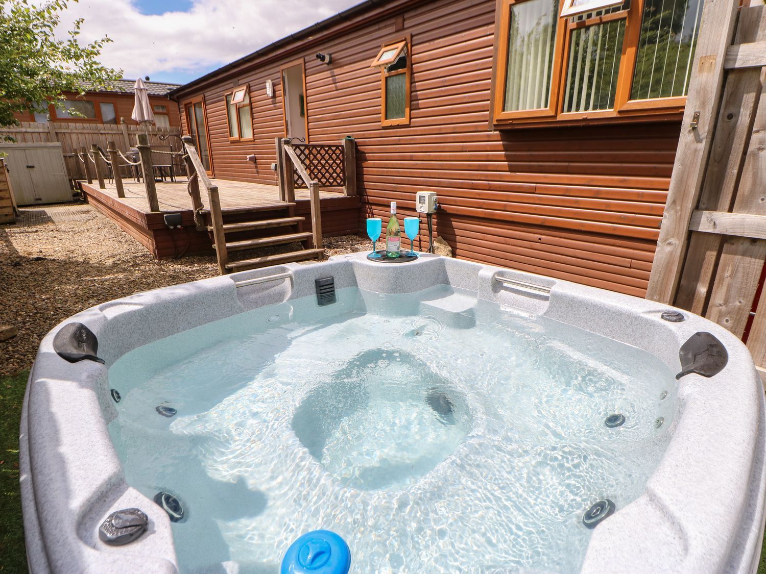 Butterfly Lodge, Tunstall North Yorkshire. Decking with hot tub. TV. Woodburning stove. Pet-friendly