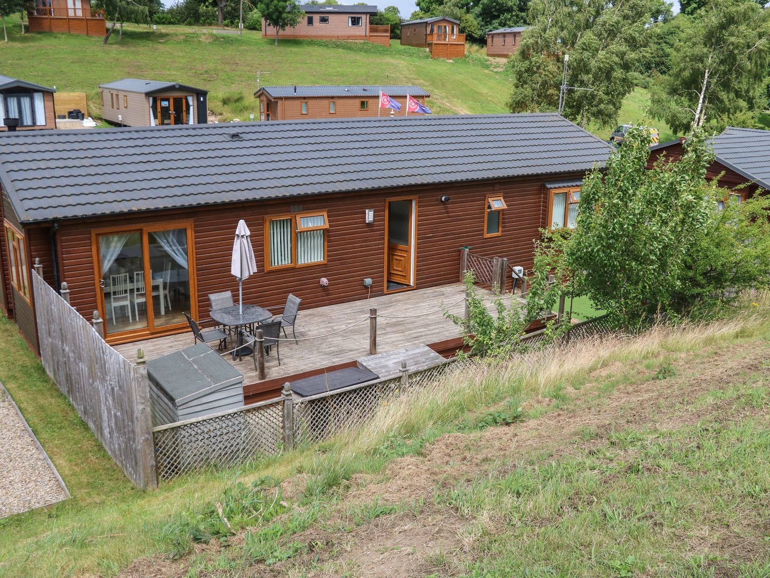 Butterfly Lodge, Tunstall North Yorkshire. Decking with hot tub. TV. Woodburning stove. Pet-friendly