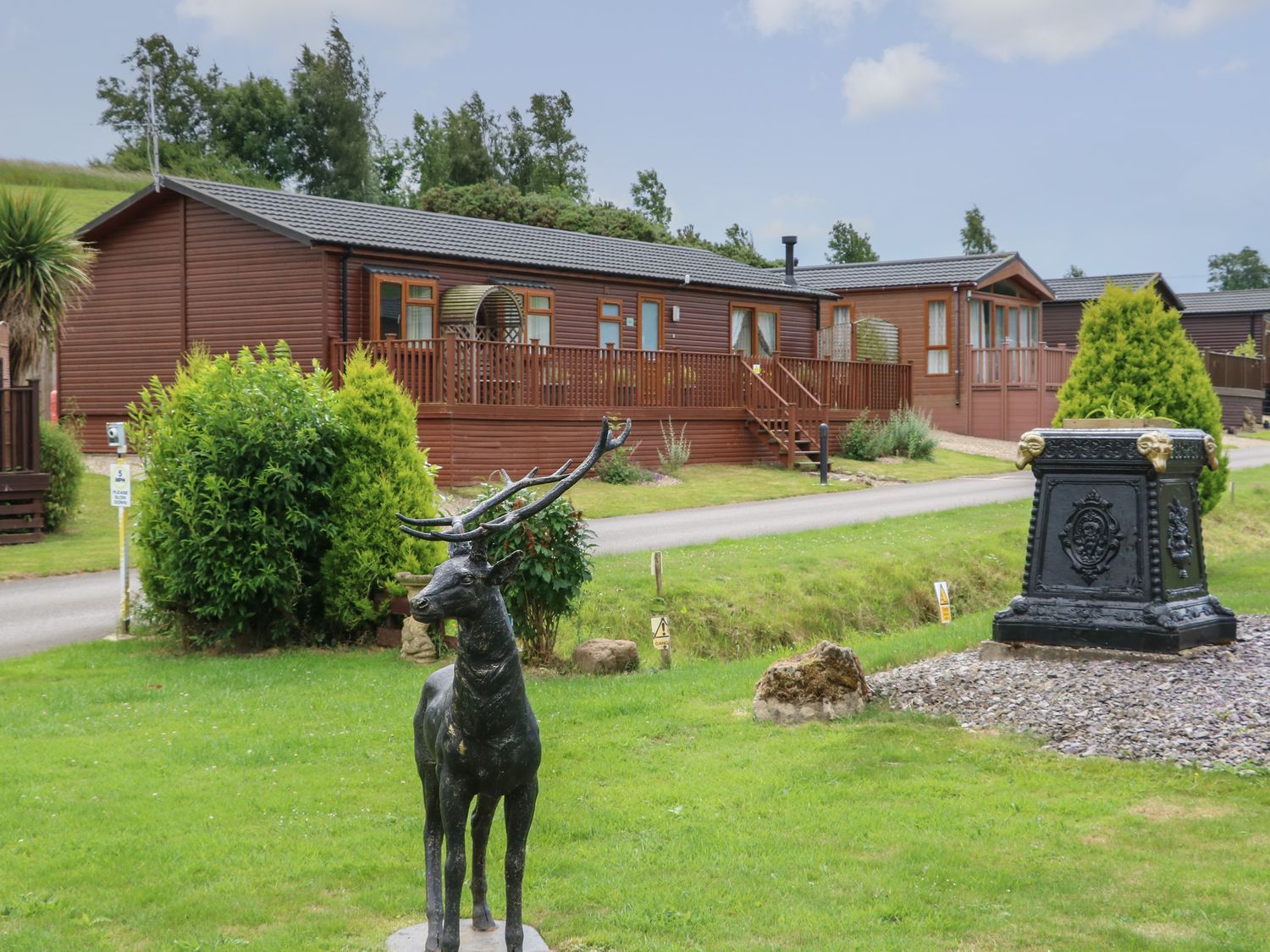 Butterfly Lodge, Tunstall North Yorkshire. Decking with hot tub. TV. Woodburning stove. Pet-friendly