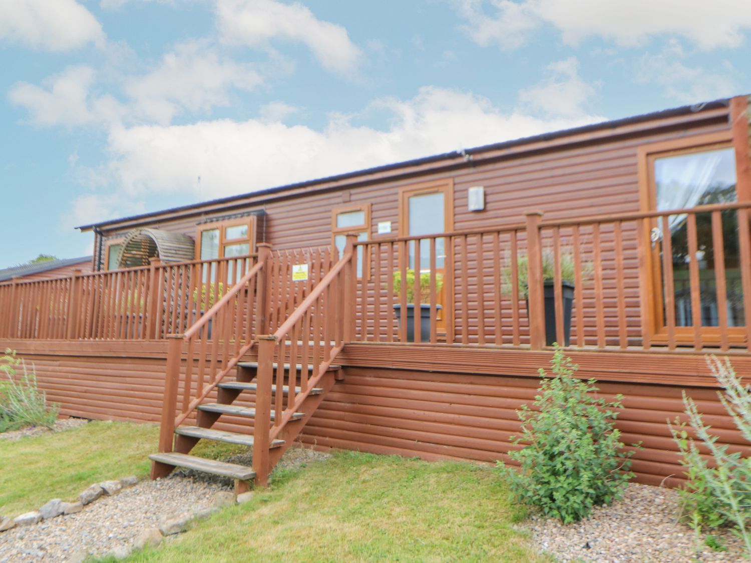 Butterfly Lodge, Tunstall North Yorkshire. Decking with hot tub. TV. Woodburning stove. Pet-friendly