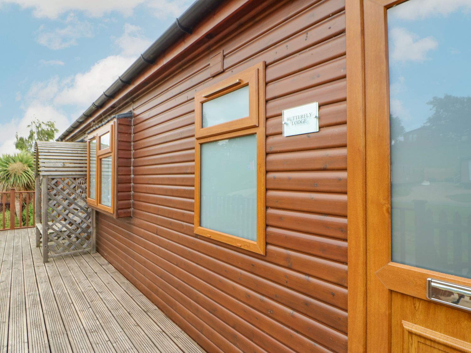 Butterfly Lodge, Tunstall North Yorkshire. Decking with hot tub. TV. Woodburning stove. Pet-friendly