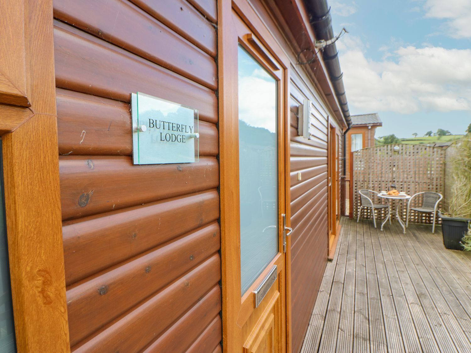 Butterfly Lodge, Tunstall North Yorkshire. Decking with hot tub. TV. Woodburning stove. Pet-friendly