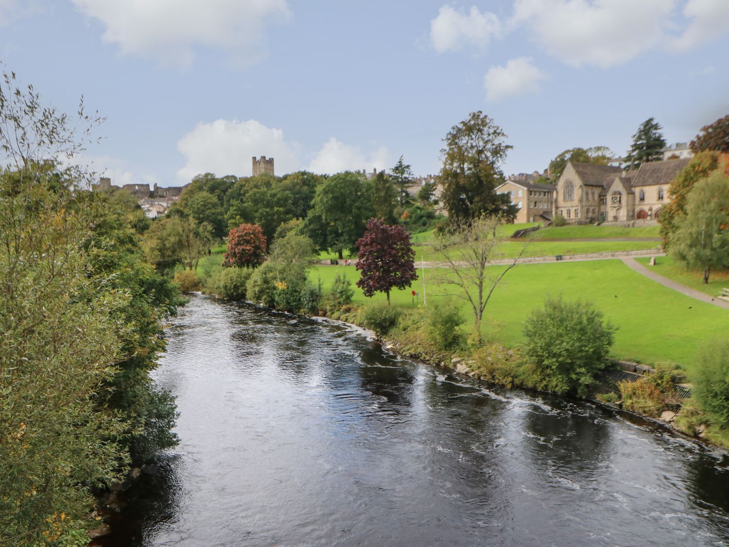 Butterfly Lodge, Tunstall North Yorkshire. Decking with hot tub. TV. Woodburning stove. Pet-friendly