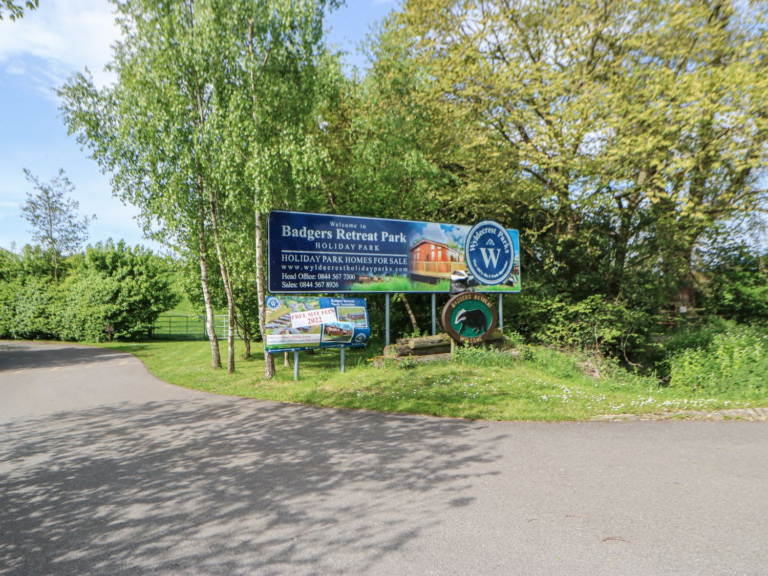 Butterfly Lodge, Tunstall North Yorkshire. Decking with hot tub. TV. Woodburning stove. Pet-friendly