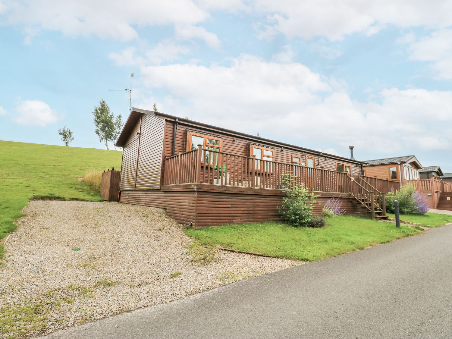 Butterfly Lodge, Tunstall North Yorkshire. Decking with hot tub. TV. Woodburning stove. Pet-friendly