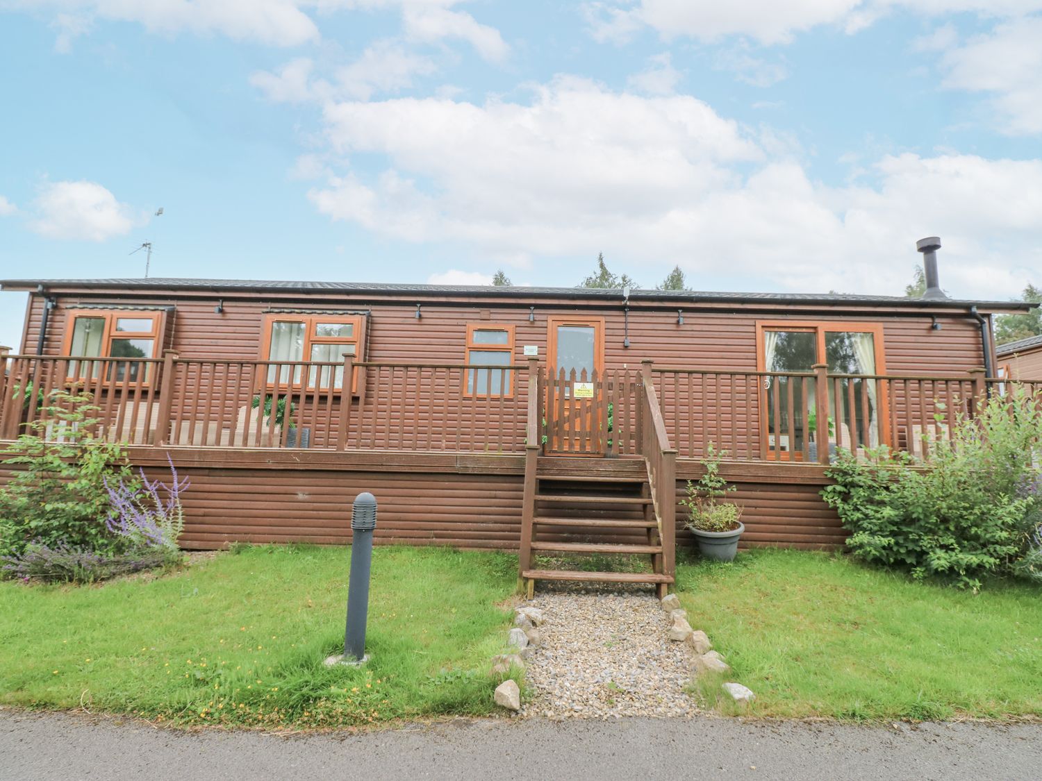 Butterfly Lodge, Tunstall North Yorkshire. Decking with hot tub. TV. Woodburning stove. Pet-friendly