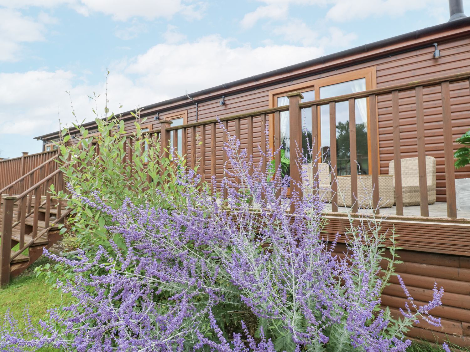 Butterfly Lodge, Tunstall North Yorkshire. Decking with hot tub. TV. Woodburning stove. Pet-friendly