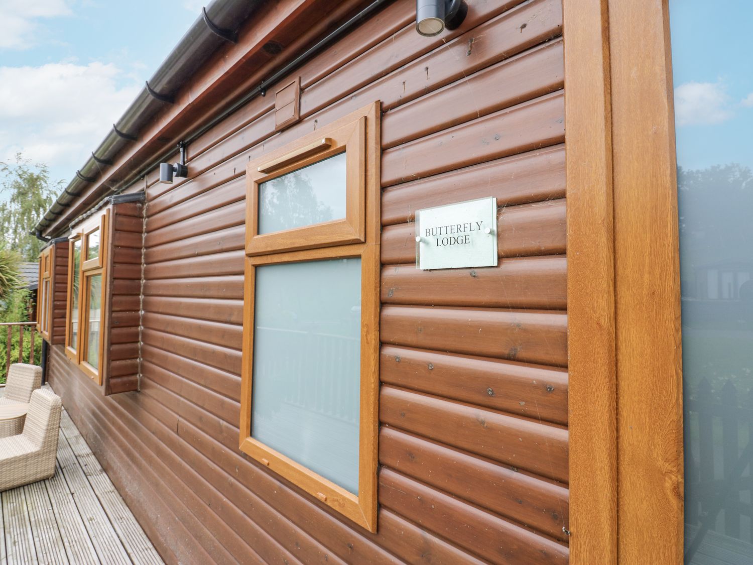Butterfly Lodge, Tunstall North Yorkshire. Decking with hot tub. TV. Woodburning stove. Pet-friendly