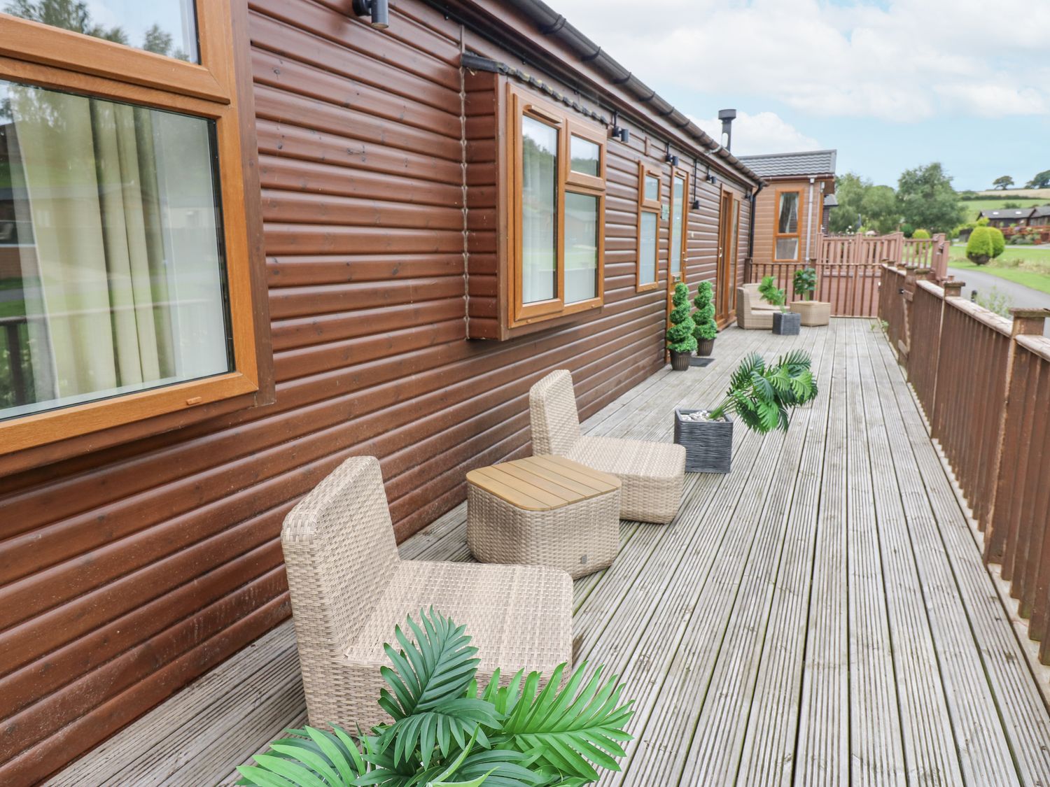 Butterfly Lodge, Tunstall North Yorkshire. Decking with hot tub. TV. Woodburning stove. Pet-friendly