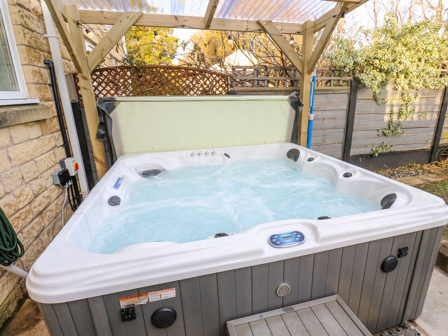 2 Sunlaws Court in Glossop, Derbyshire. Hot tub. Enclosed garden. Off-road parking. Near restaurants