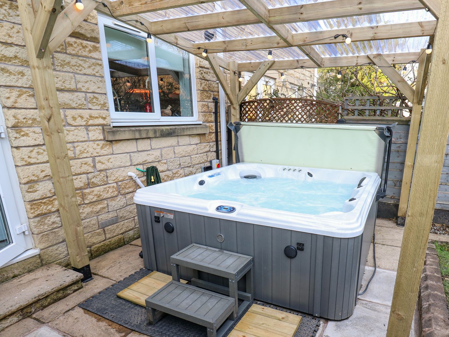 2 Sunlaws Court in Glossop, Derbyshire. Hot tub. Enclosed garden. Off-road parking. Near restaurants