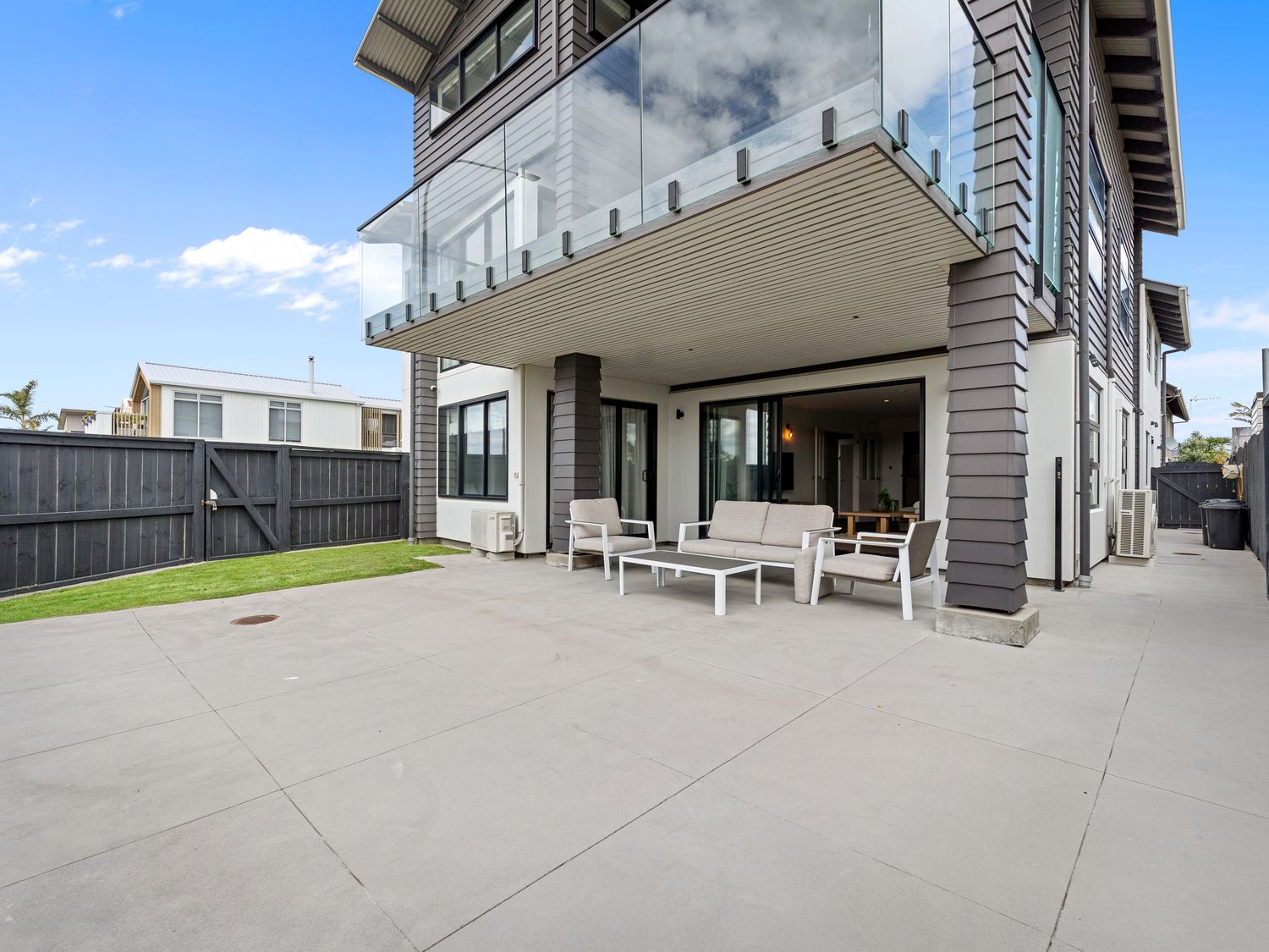 Beachfront Paradise  - Papamoa Beach Holiday Home                     photo 2