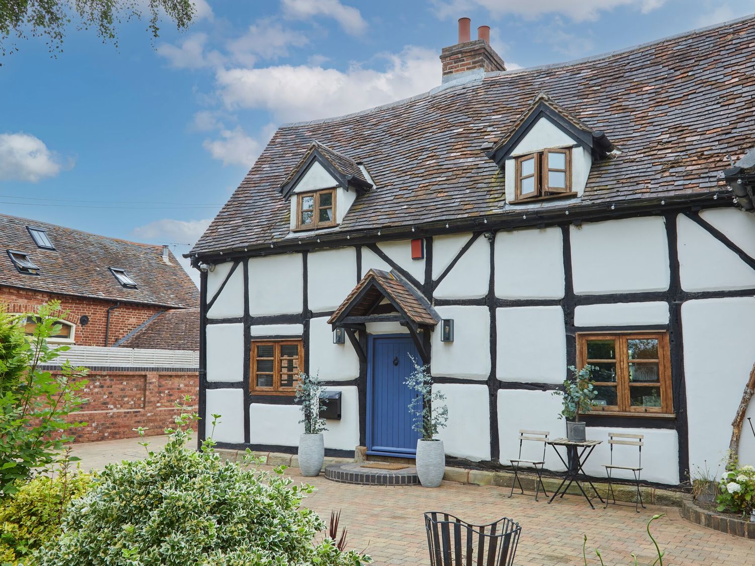 Secret Magpie, Balsall Common, West Midlands. Hot tub. Open fire. Woodburning stove. Enclosed garden