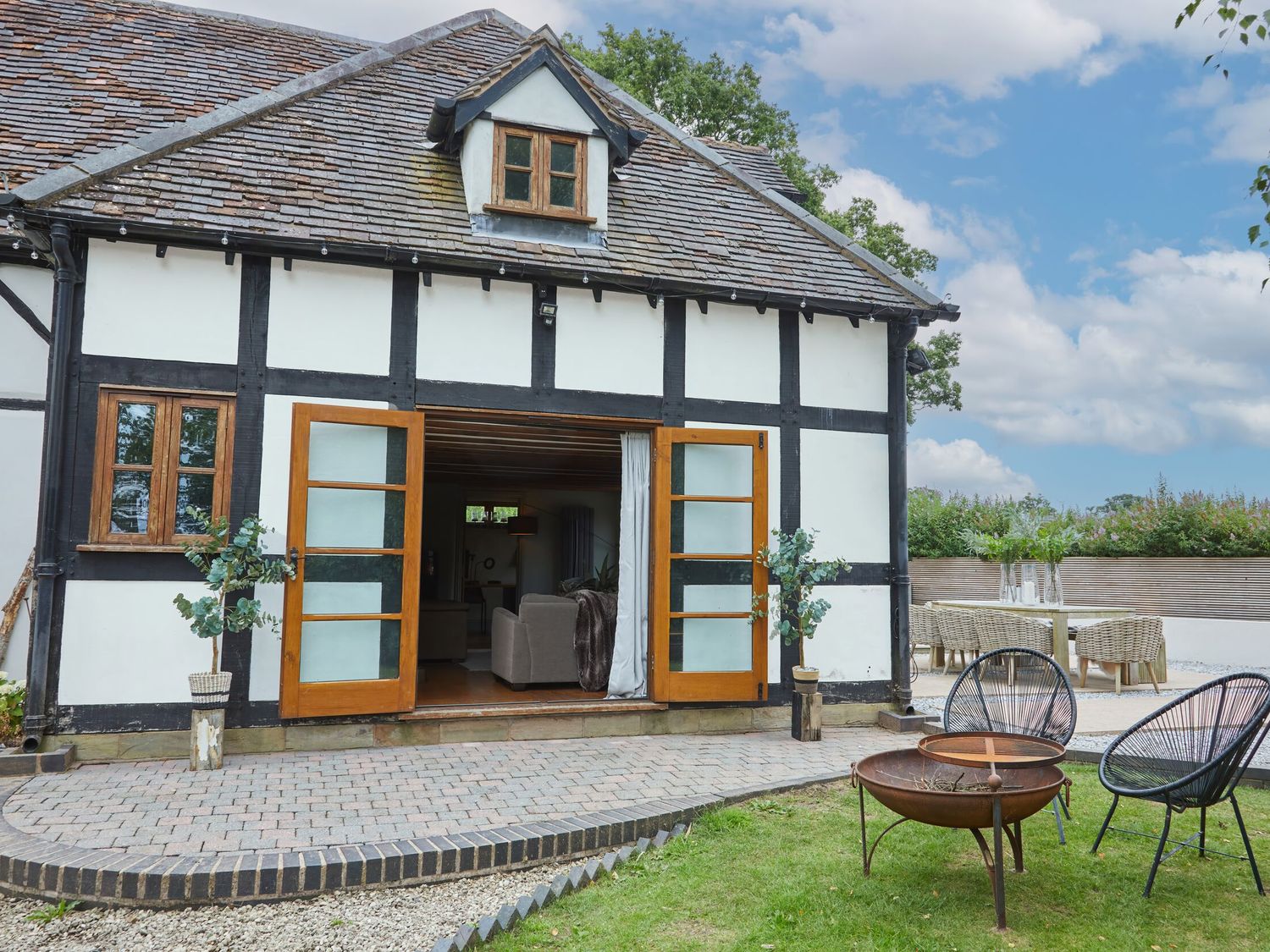 Secret Magpie, Balsall Common, West Midlands. Hot tub. Open fire. Woodburning stove. Enclosed garden