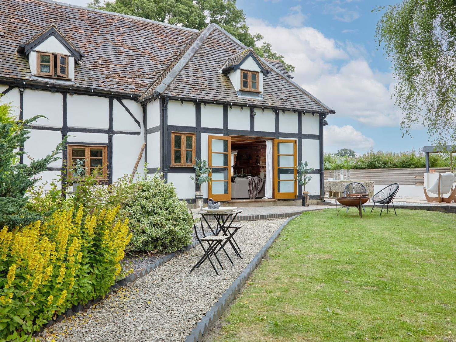 Secret Magpie, Balsall Common, West Midlands. Hot tub. Open fire. Woodburning stove. Enclosed garden