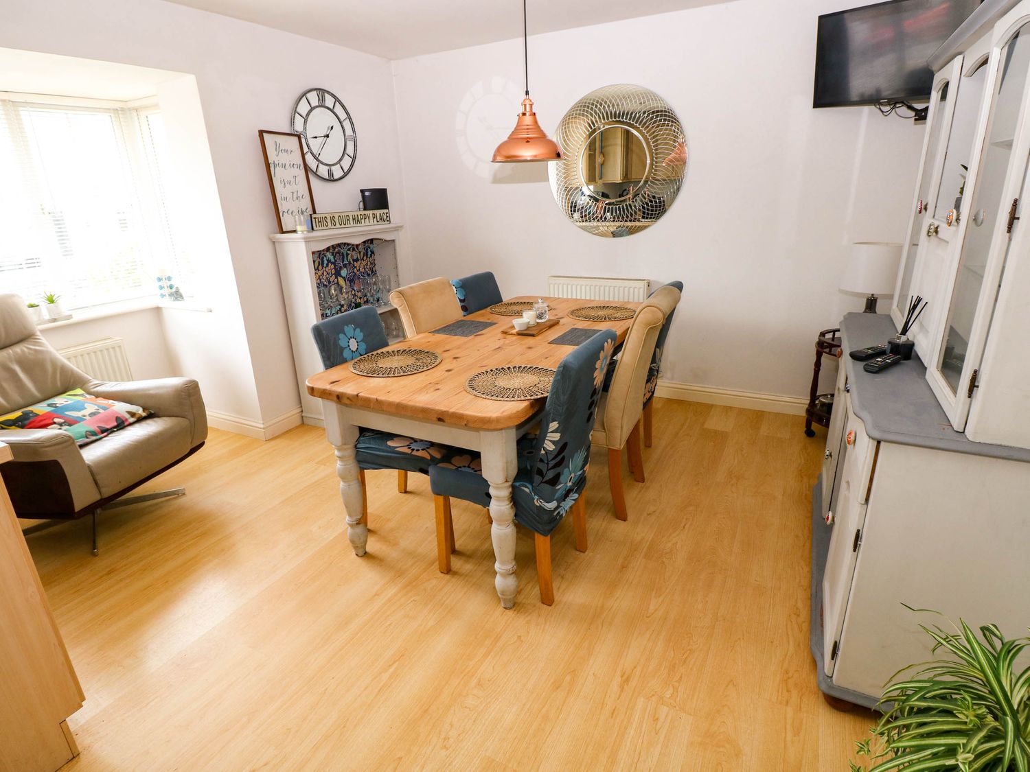 81 Alban Road, Llanelli, Carmarthenshire. Near local beach. Enclosed garden. Off-road parking. WiFi.