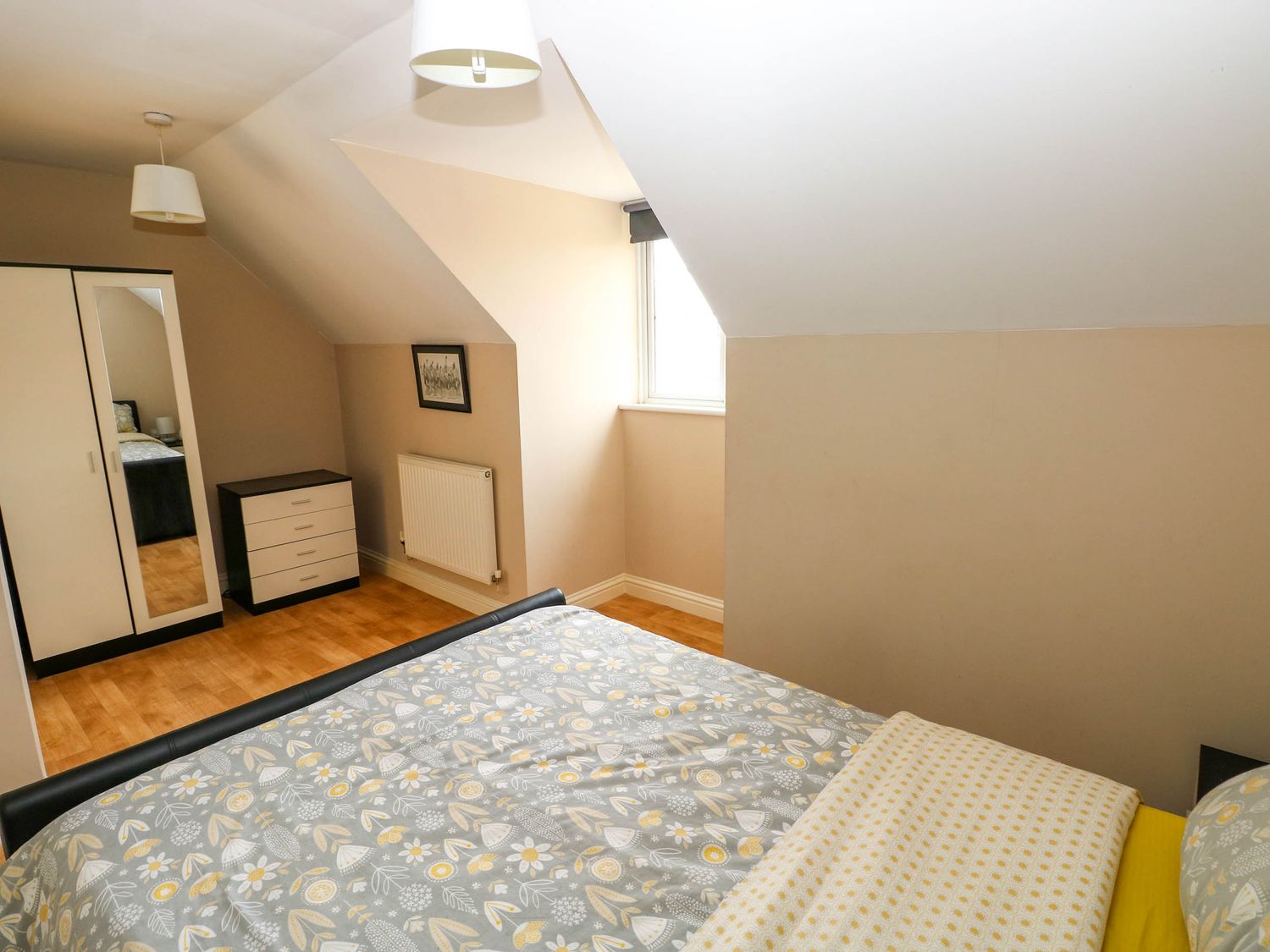 81 Alban Road, Llanelli, Carmarthenshire. Near local beach. Enclosed garden. Off-road parking. WiFi.