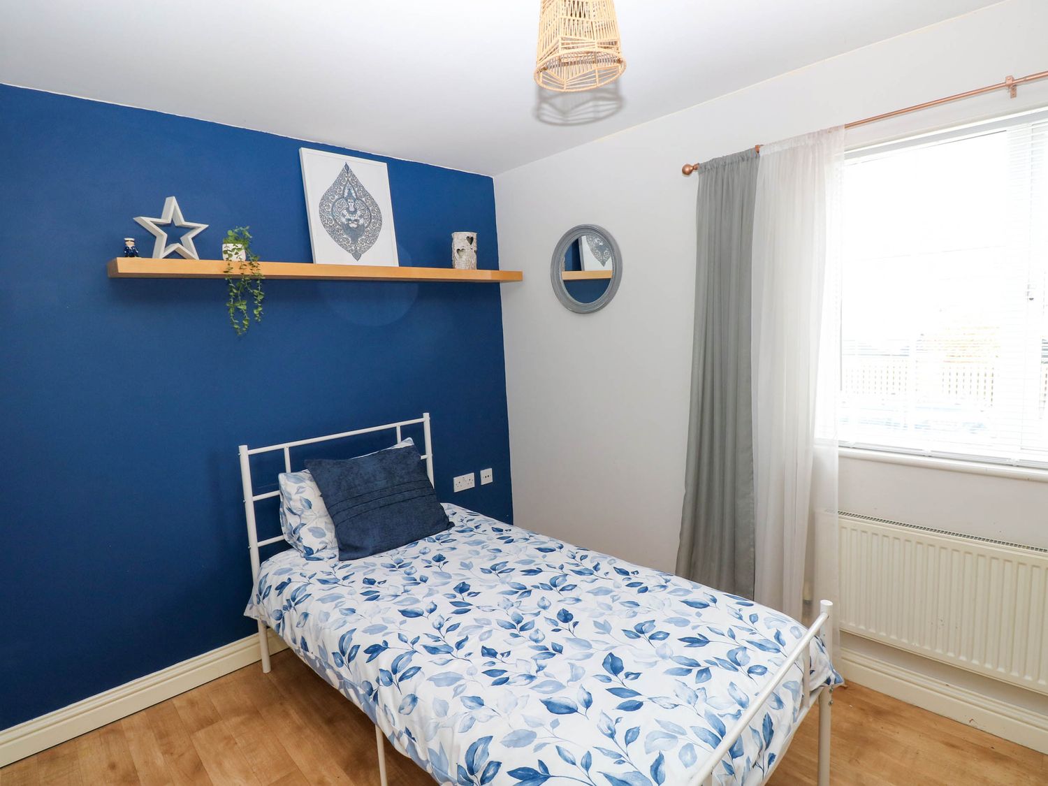 81 Alban Road, Llanelli, Carmarthenshire. Near local beach. Enclosed garden. Off-road parking. WiFi.
