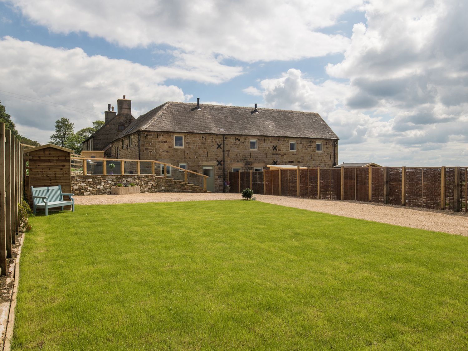 Parlour Barn in Leek, Staffordshire. Hot tub. Woodburning stove. Sauna. Games room. Pet-friendly. TV