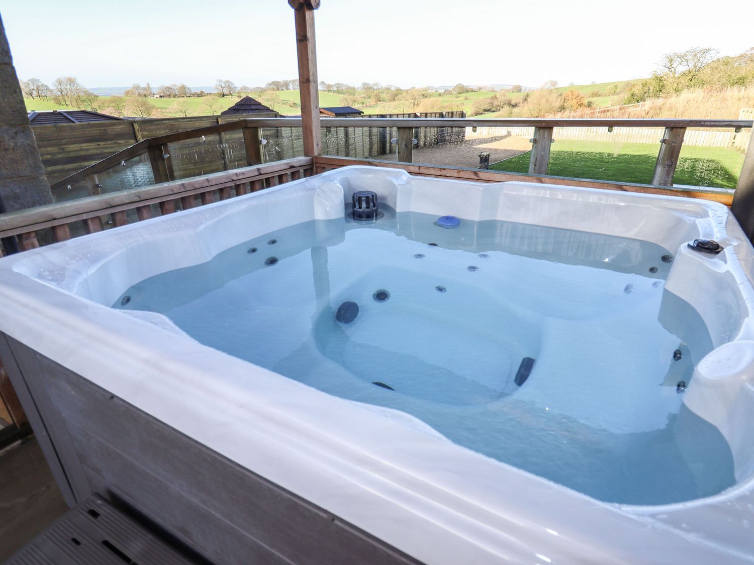 Parlour Barn in Leek, Staffordshire. Hot tub. Woodburning stove. Sauna. Games room. Pet-friendly. TV