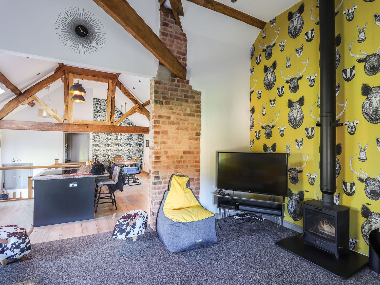 Parlour Barn in Leek, Staffordshire. Hot tub. Woodburning stove. Sauna. Games room. Pet-friendly. TV