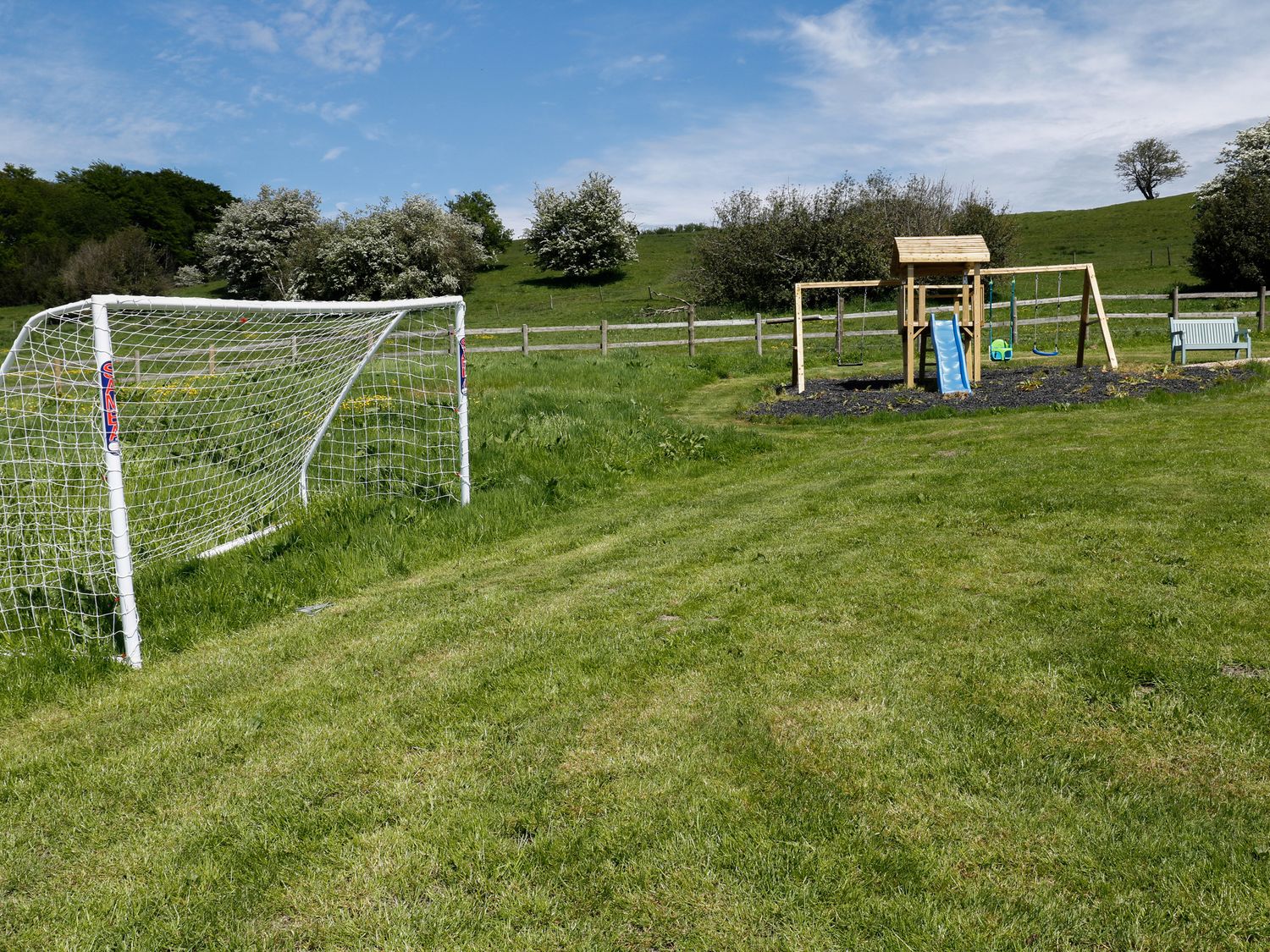 Parlour Barn in Leek, Staffordshire. Hot tub. Woodburning stove. Sauna. Games room. Pet-friendly. TV