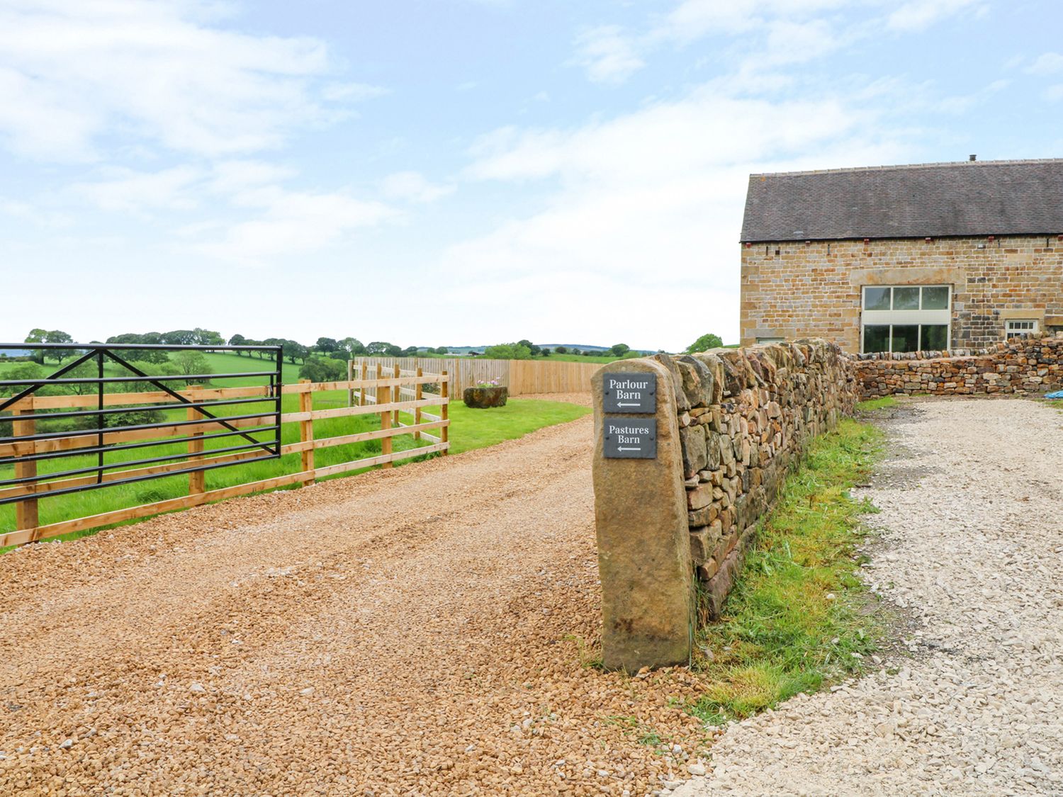 Parlour Barn in Leek, Staffordshire. Hot tub. Woodburning stove. Sauna. Games room. Pet-friendly. TV