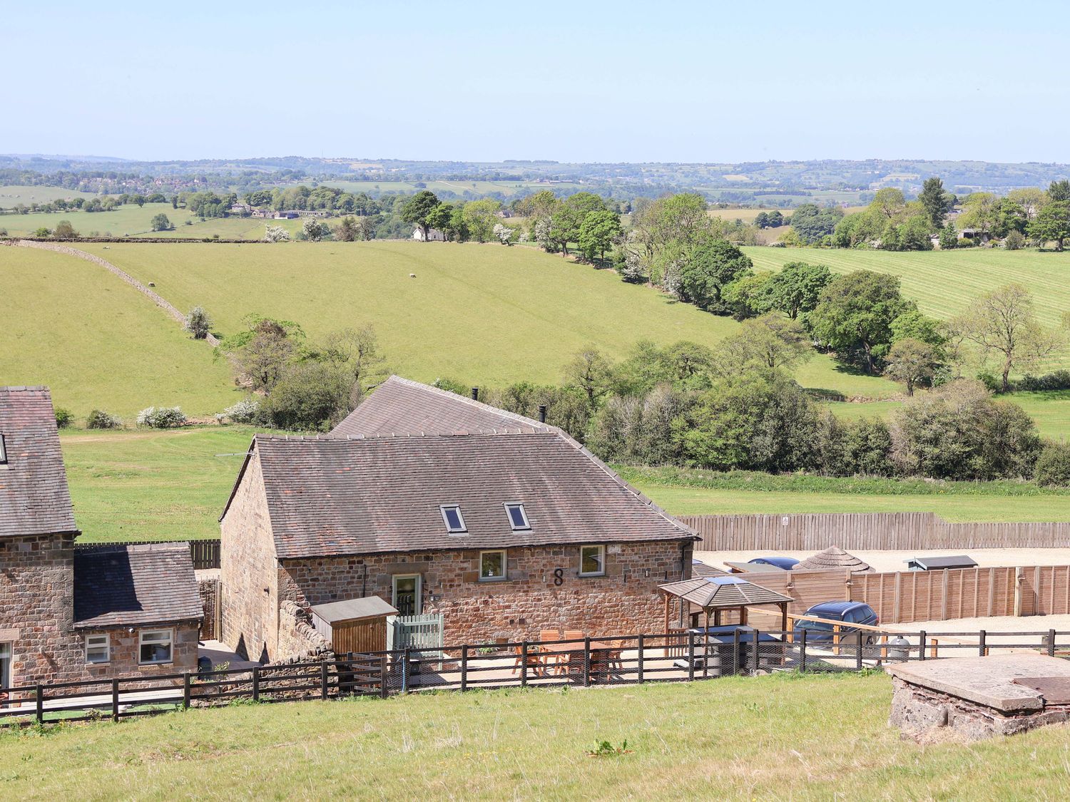 Parlour Barn in Leek, Staffordshire. Hot tub. Woodburning stove. Sauna. Games room. Pet-friendly. TV