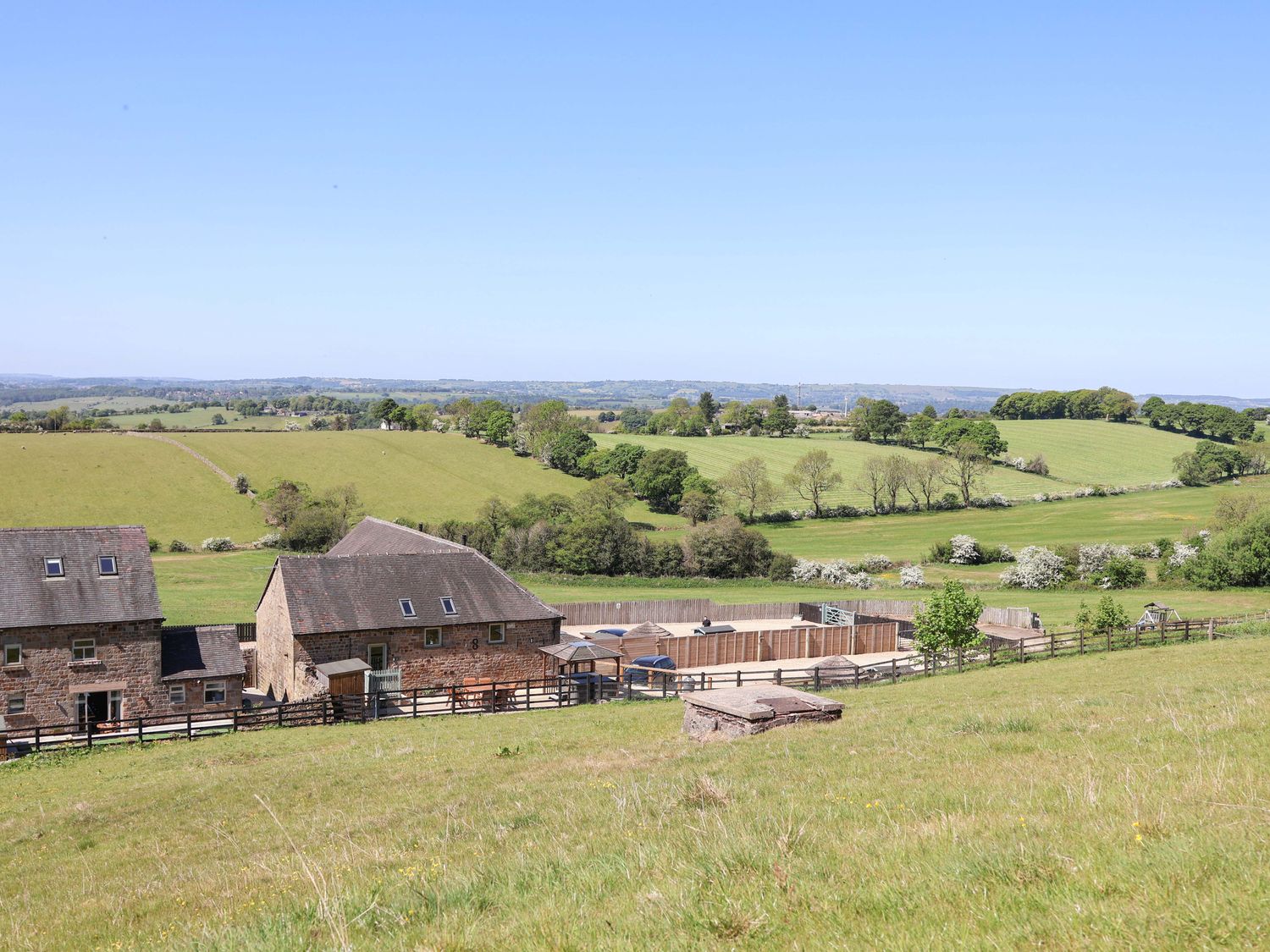 Parlour Barn in Leek, Staffordshire. Hot tub. Woodburning stove. Sauna. Games room. Pet-friendly. TV