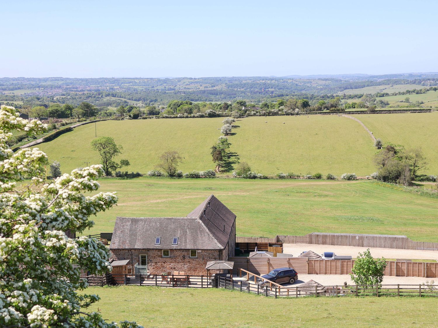 Parlour Barn in Leek, Staffordshire. Hot tub. Woodburning stove. Sauna. Games room. Pet-friendly. TV